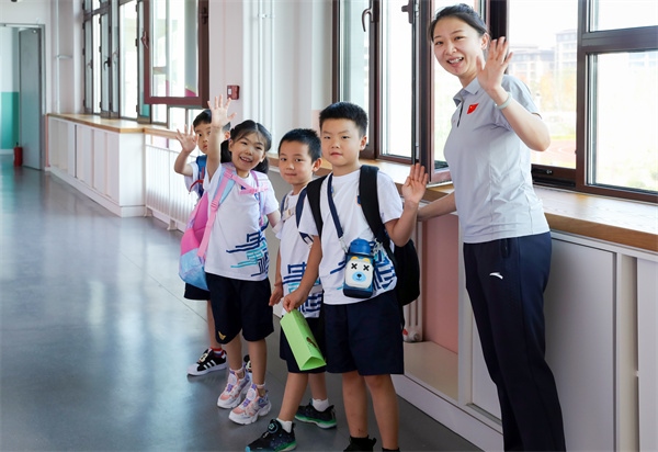 8月30日，雄安史家胡同小學(xué)學(xué)生體驗(yàn)學(xué)校生活。老師帶學(xué)生進(jìn)教室。