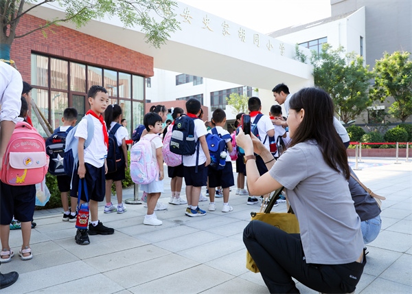 8月30日，雄安史家胡同小學(xué)學(xué)生體驗(yàn)學(xué)校生活。