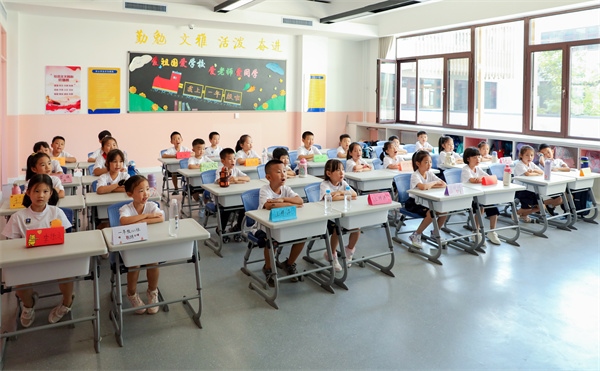 8月30日，雄安史家胡同小學(xué)學(xué)生體驗(yàn)學(xué)校生活。