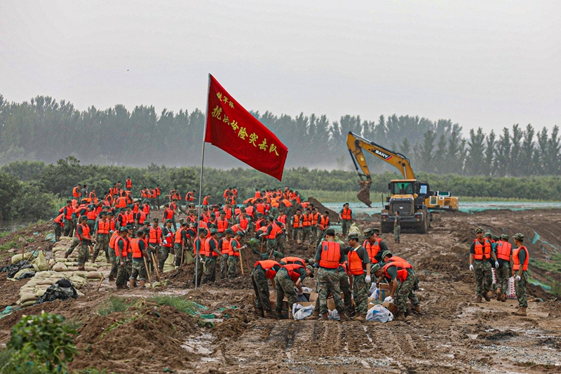 △2023年8月2日，中部戰(zhàn)區(qū)陸軍第82集團(tuán)軍“鐵軍旅”官兵在河北省高碑店市白溝河任務(wù)區(qū)加固岸堤。