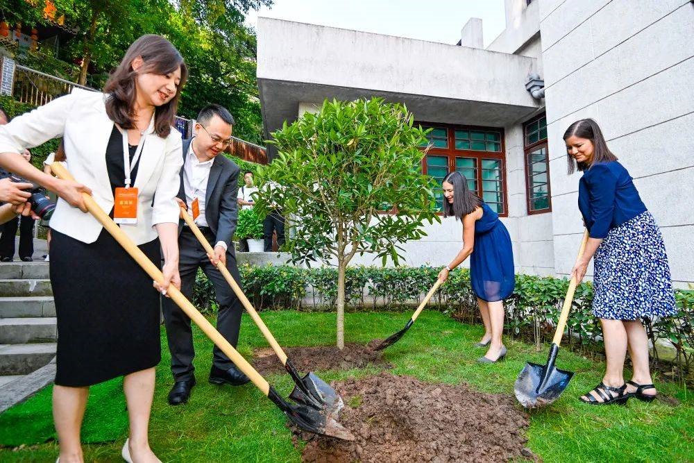 2023年8月8日，重慶史迪威博物館，史迪威將軍后代和朱德同志后代共植友誼樹。