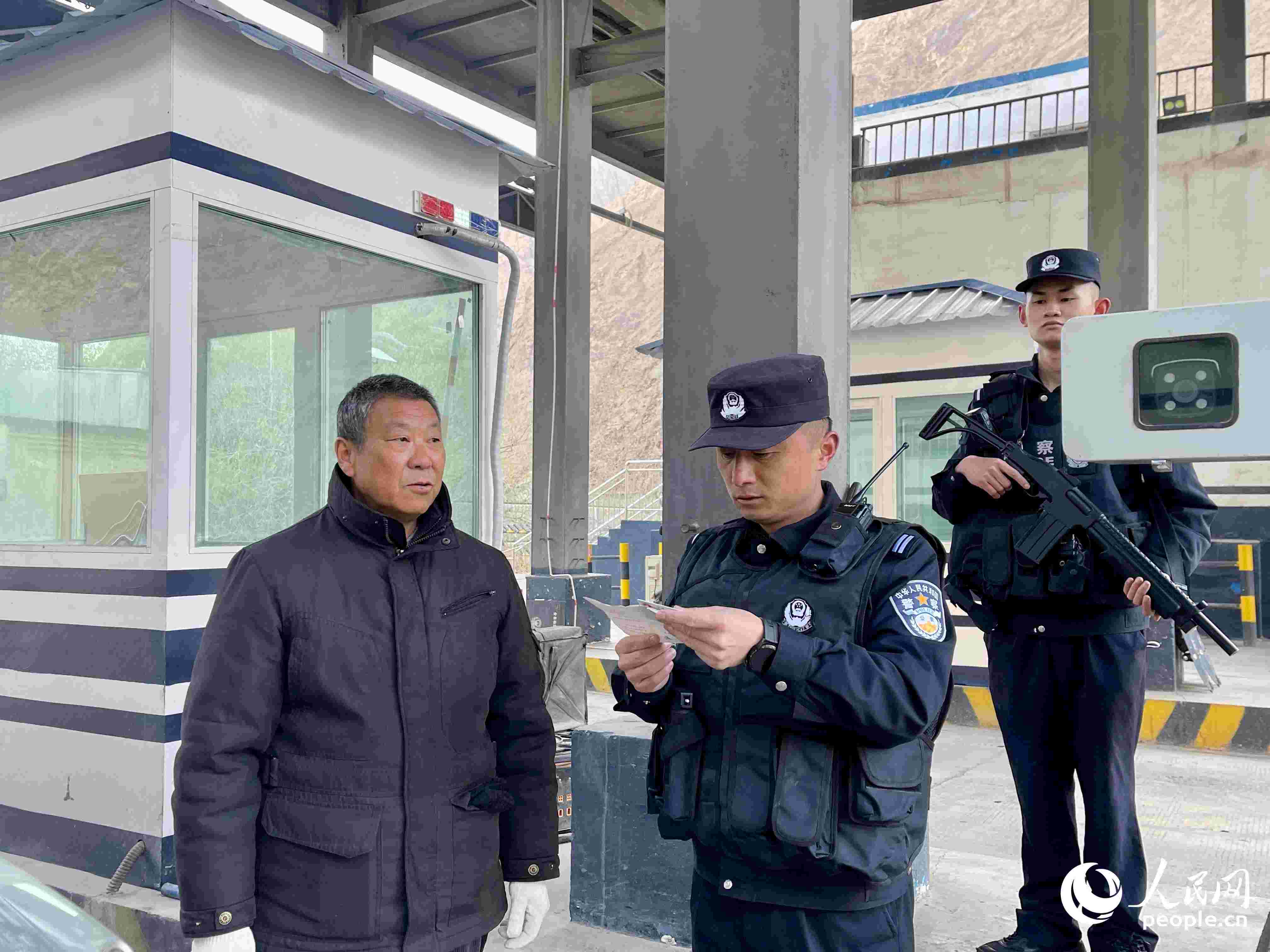 2023年5月10日，在庫(kù)地邊境檢查站，陳暢核對(duì)進(jìn)出邊境管理區(qū)人員信息。人民網(wǎng) 周靜圓攝