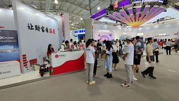 在銀行展臺(tái)，“溫度”成為了高頻詞匯。人民網(wǎng)記者 李彤?dāng)z