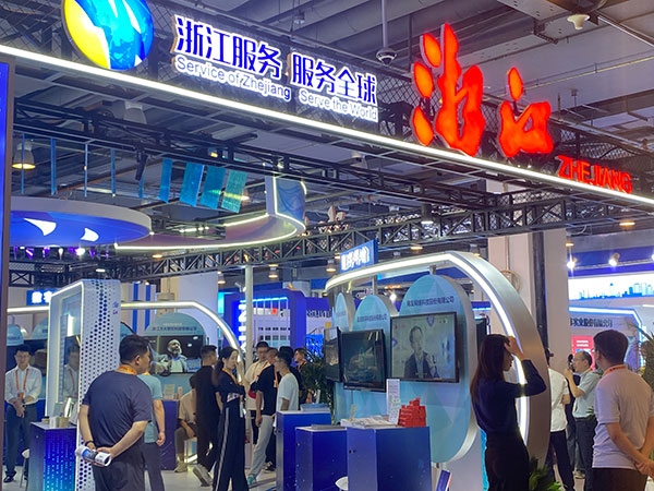 在浙江省交易團(tuán)展區(qū)，數(shù)字支付技術(shù)吸引了觀展群眾的目光。人民網(wǎng)記者 李彤?dāng)z