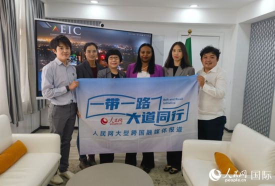 萊利斯（右三）、埃塞投資委中國投資顧問萬巧云（左二）與人民網(wǎng)記者合影。