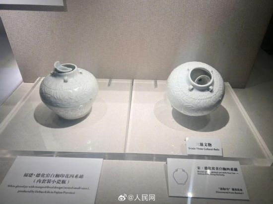 福建德化窯白釉印花四系罐（左）。人民網(wǎng)記者 李娜攝
