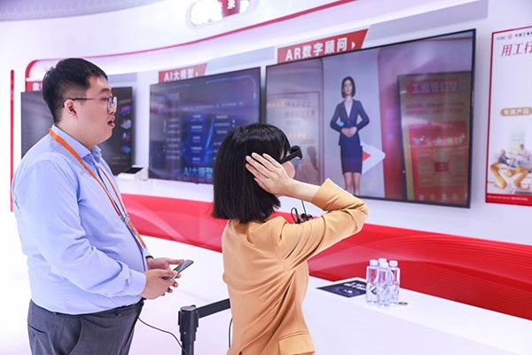 在工商銀行展臺，數(shù)字員工“工曉伴”與觀展游客互動。受訪者供圖