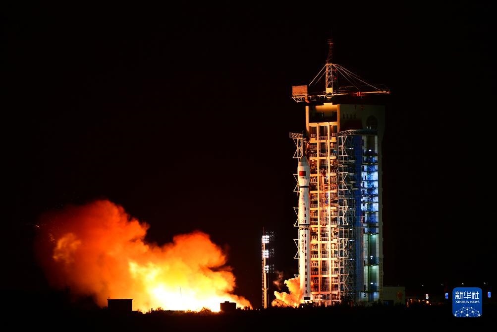 9月7日02時(shí)14分，我國在酒泉衛(wèi)星發(fā)射中心使用長征四號(hào)丙運(yùn)載火箭，成功將遙感三十三號(hào)03星發(fā)射升空，衛(wèi)星順利進(jìn)入預(yù)定軌道，發(fā)射任務(wù)獲得圓滿成功。新華社發(fā)（汪江波 攝）