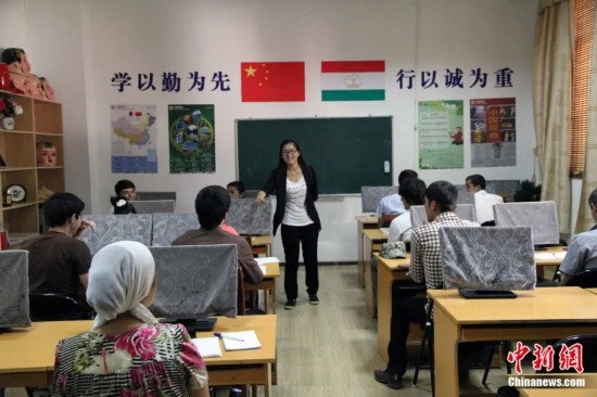 2014年，塔吉克斯坦國立民族大學的孔子學院內(nèi)，教師正在為塔吉克斯坦學生授課。田冰 攝