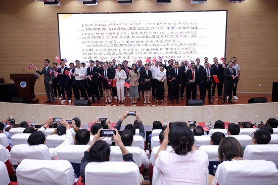 7月31日，昆明鐵道職業(yè)技術(shù)學(xué)院舉行援老撾鐵道職業(yè)技術(shù)學(xué)院項(xiàng)目教育能力建設(shè)教師培養(yǎng)班結(jié)業(yè)典禮。昆明鐵道職業(yè)技術(shù)學(xué)院供圖
