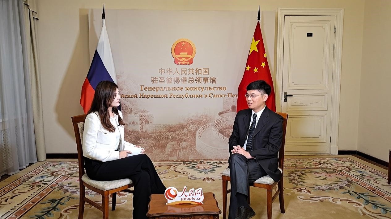 中國駐圣彼得堡副總領事張曉慶（右）接受人民網記者申佳平采訪。人民網記者 劉凡攝