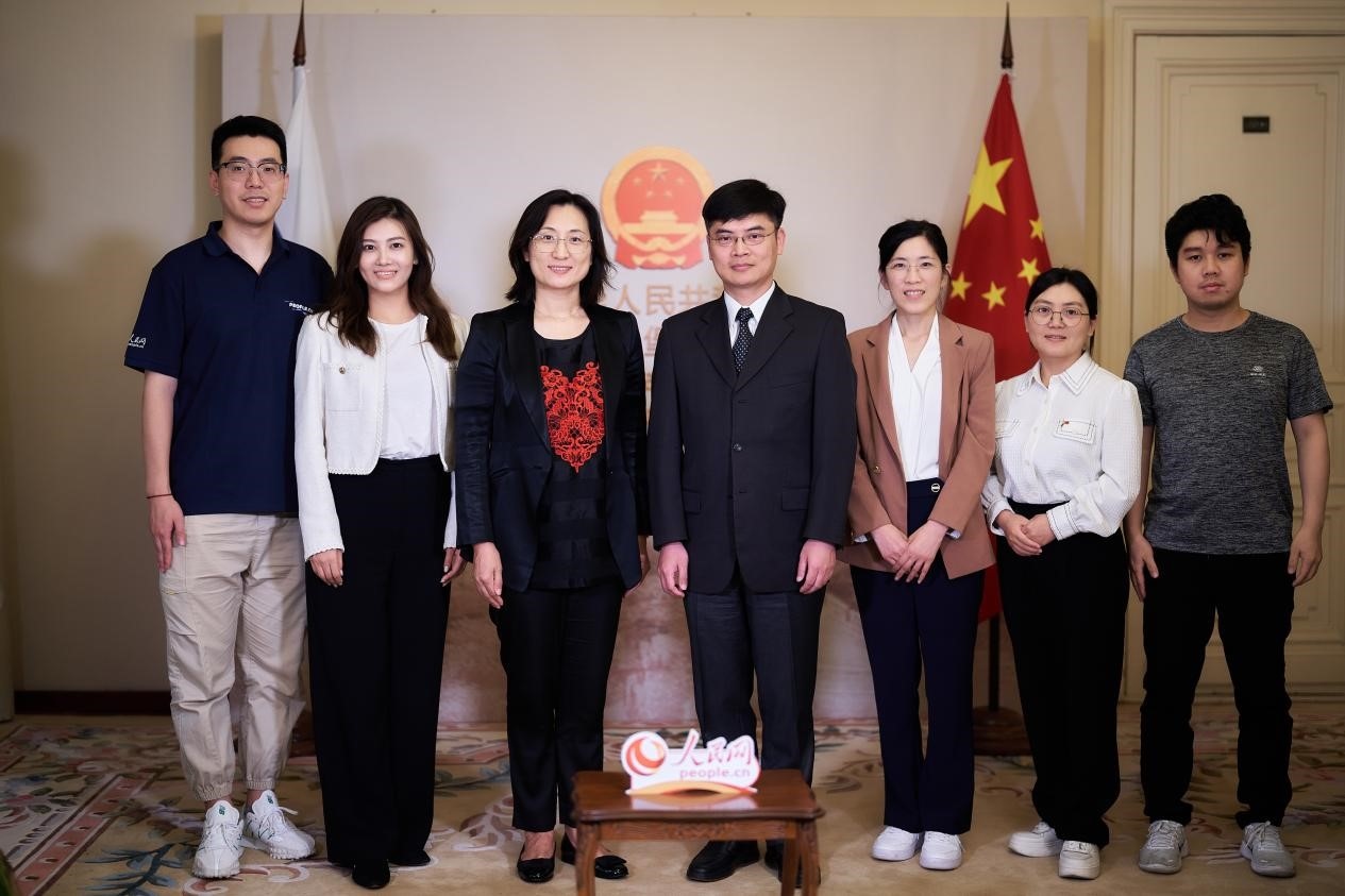 中國駐圣彼得堡副總領事張曉慶（左四）與人民網記者合影。