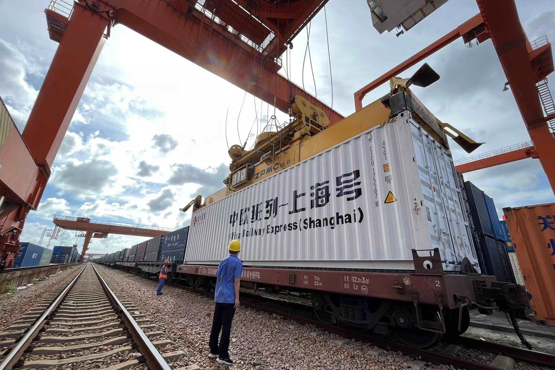 鐵路上海貨運中心閔行站貨場內(nèi)，吊機在貨運員的監(jiān)裝下進行裝車落箱作業(yè)。人民網(wǎng) 皇甫萬里攝