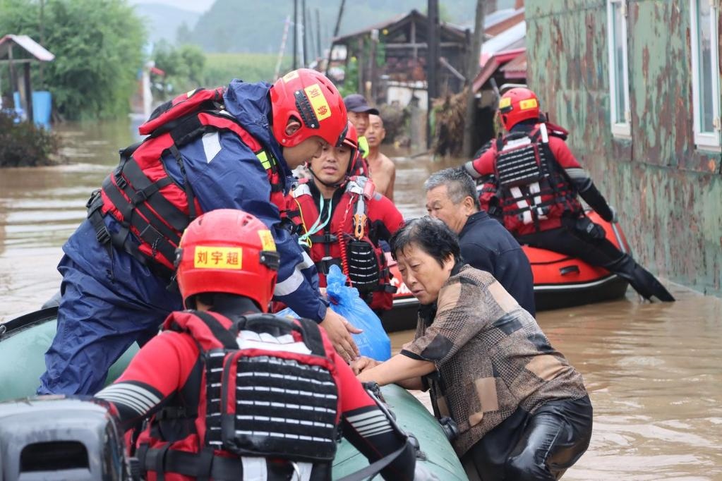 8月4日，在黑龍江省尚志市一面坡鎮(zhèn)萬(wàn)山村，哈爾濱市森林消防支隊(duì)的消防員在解救被困村民。新華社發(fā)