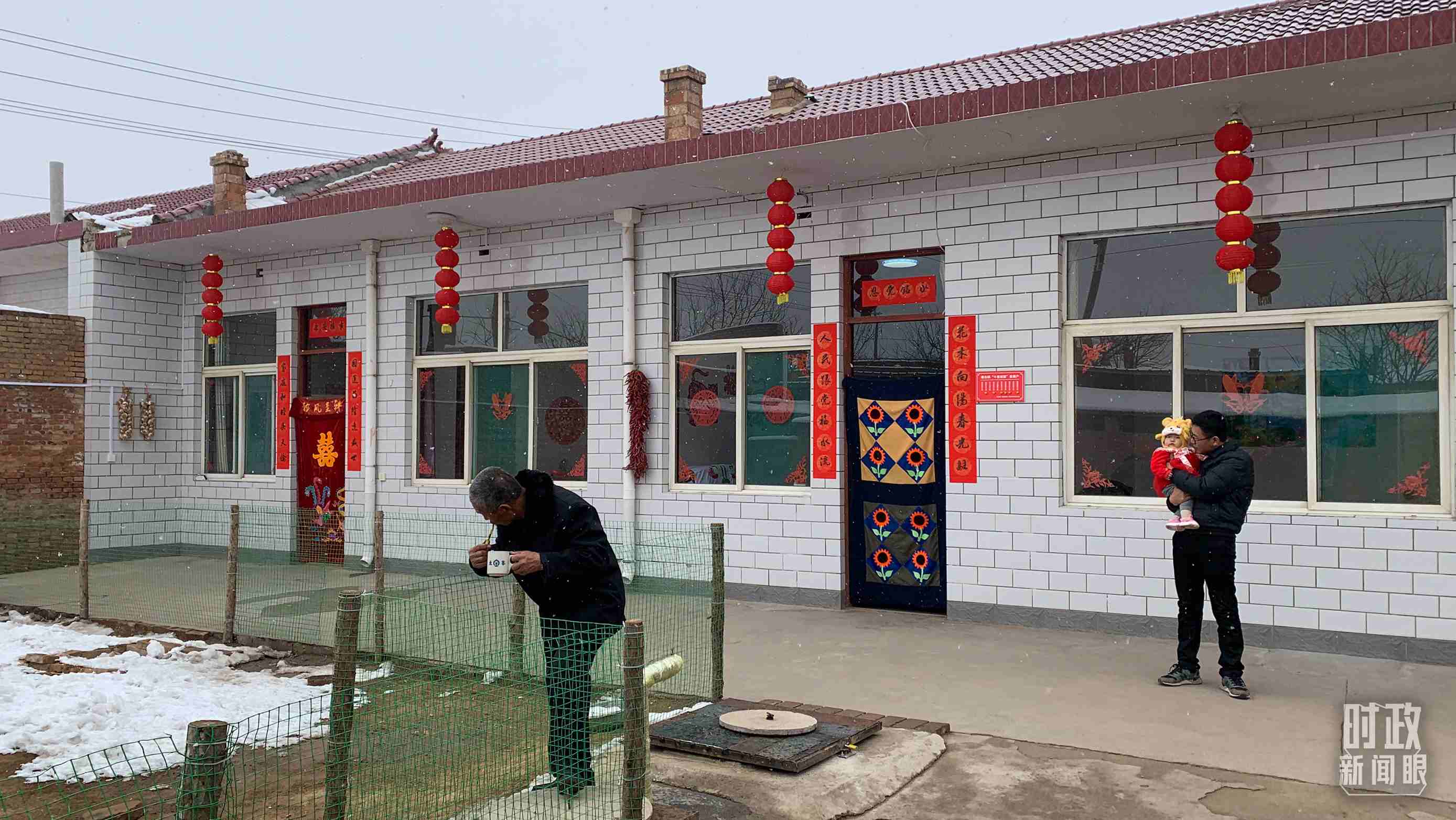△ 當年春節(jié)來臨之前，馮南垣村受災村民全部搬進了新家。（總臺央視記者段德文拍攝）
