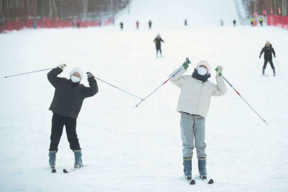 △2023年1月7日，游客在北極村滑雪場(chǎng)內(nèi)體驗(yàn)滑雪。