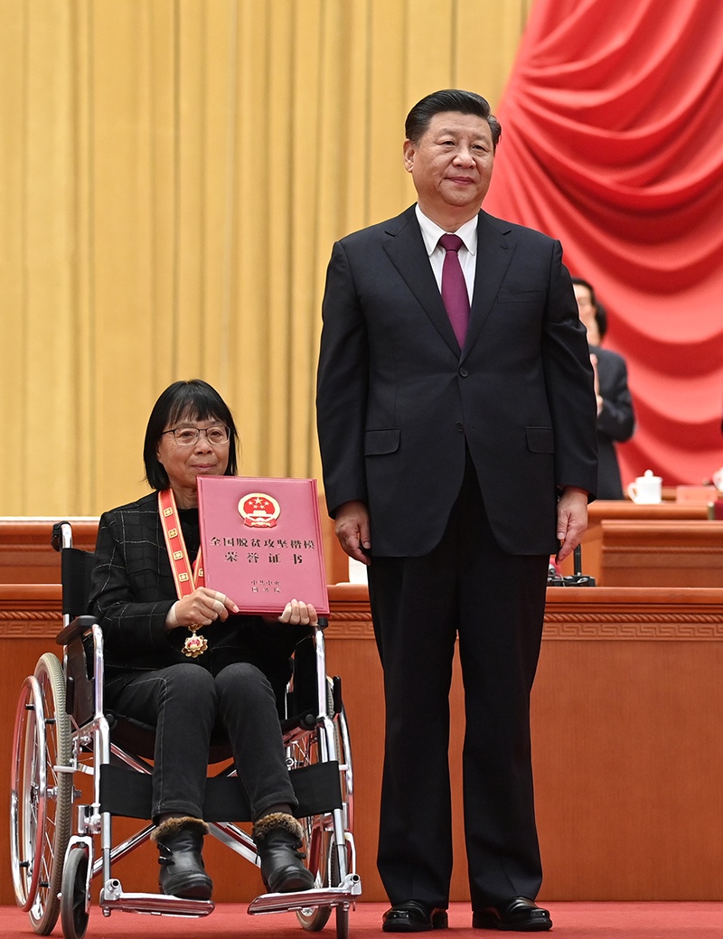 2021年2月25日，全國(guó)脫貧攻堅(jiān)總結(jié)表彰大會(huì)在北京人民大會(huì)堂隆重舉行。習(xí)近平為全國(guó)脫貧攻堅(jiān)楷模榮譽(yù)稱號(hào)獲得者張桂梅頒獎(jiǎng)。