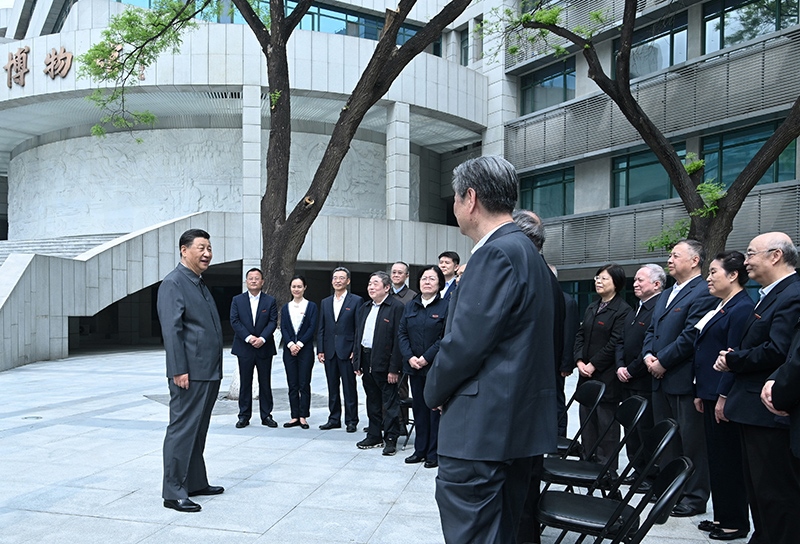 2022年4月25日，習(xí)近平總書(shū)記來(lái)到中國(guó)人民大學(xué)考察調(diào)研，在博物館門前廣場(chǎng)上，同老教授、老專家和中青年骨干教師代表親切交談。