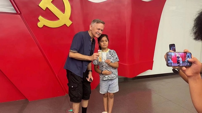 潘維廉和志愿講解員紀念合影。主辦方供圖