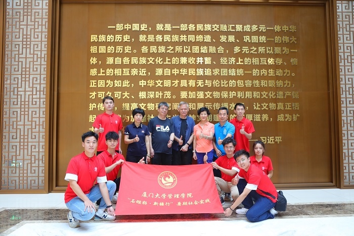 潘維廉和實踐隊師生在昌吉州博物館合影。主辦方供圖