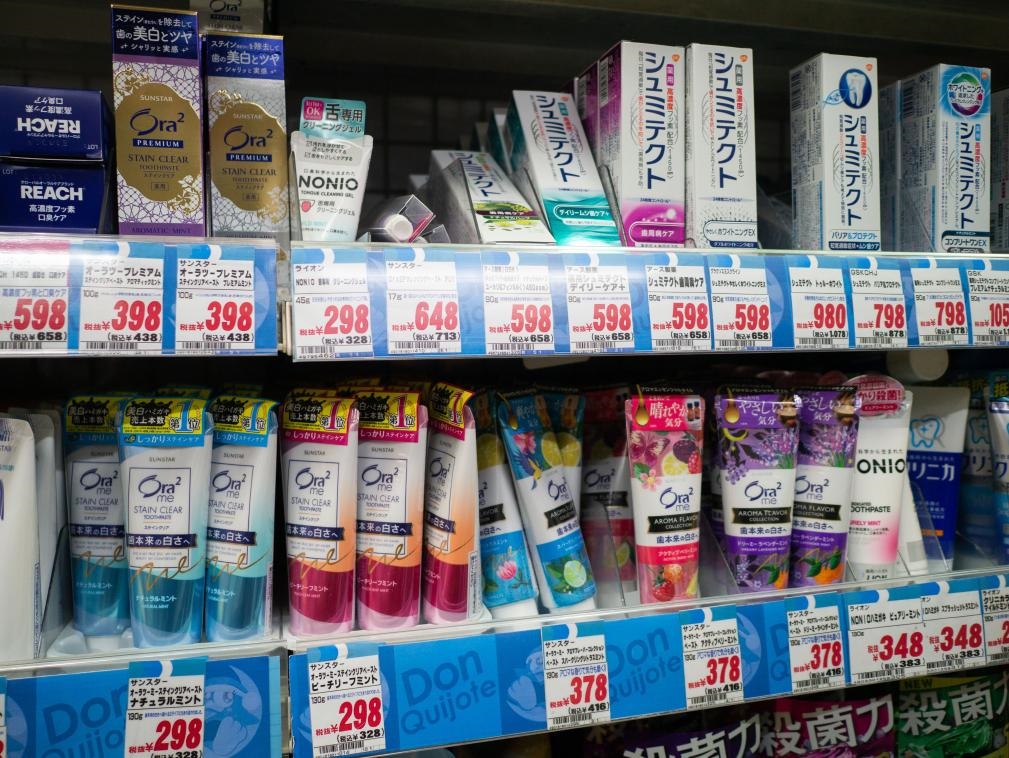 這是8月16日在日本東京新宿一商場拍攝的貨架。新華社記者張笑宇攝