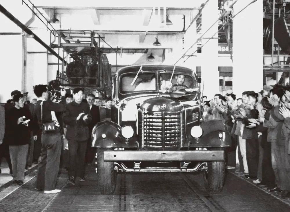 △1956年7月13日，第一輛解放牌汽車(chē)駛下裝配線。