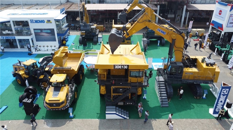 徐工集團(tuán)展出的125噸礦用挖掘機(jī)與130噸電傳動礦卡。石偉攝影