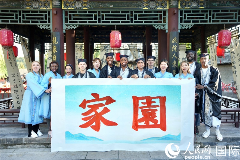 選手們共同寫(xiě)下的“家園”。人民網(wǎng) 盧鵬宇攝