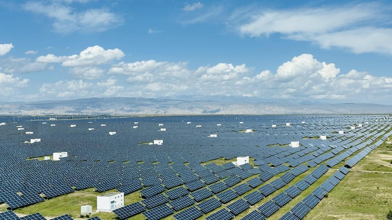 遠眺青海省海南州光伏發(fā)電園區(qū)。人民網(wǎng) 劉沛然攝