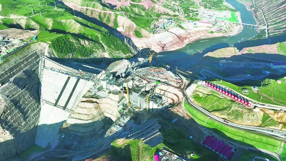 瑪爾擋水電站項目建設現(xiàn)場。國家能源集團青?，敔枔跛娬竟﹫D