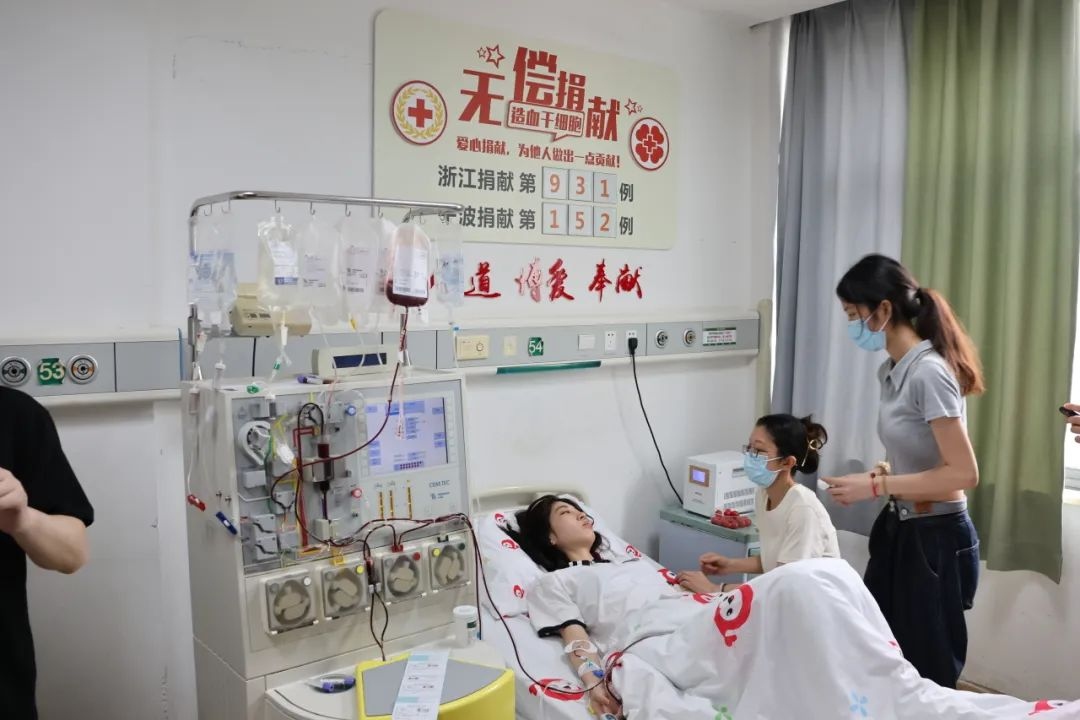 陸冰冰（右三）捐獻185毫升造血干細胞。受訪者供圖