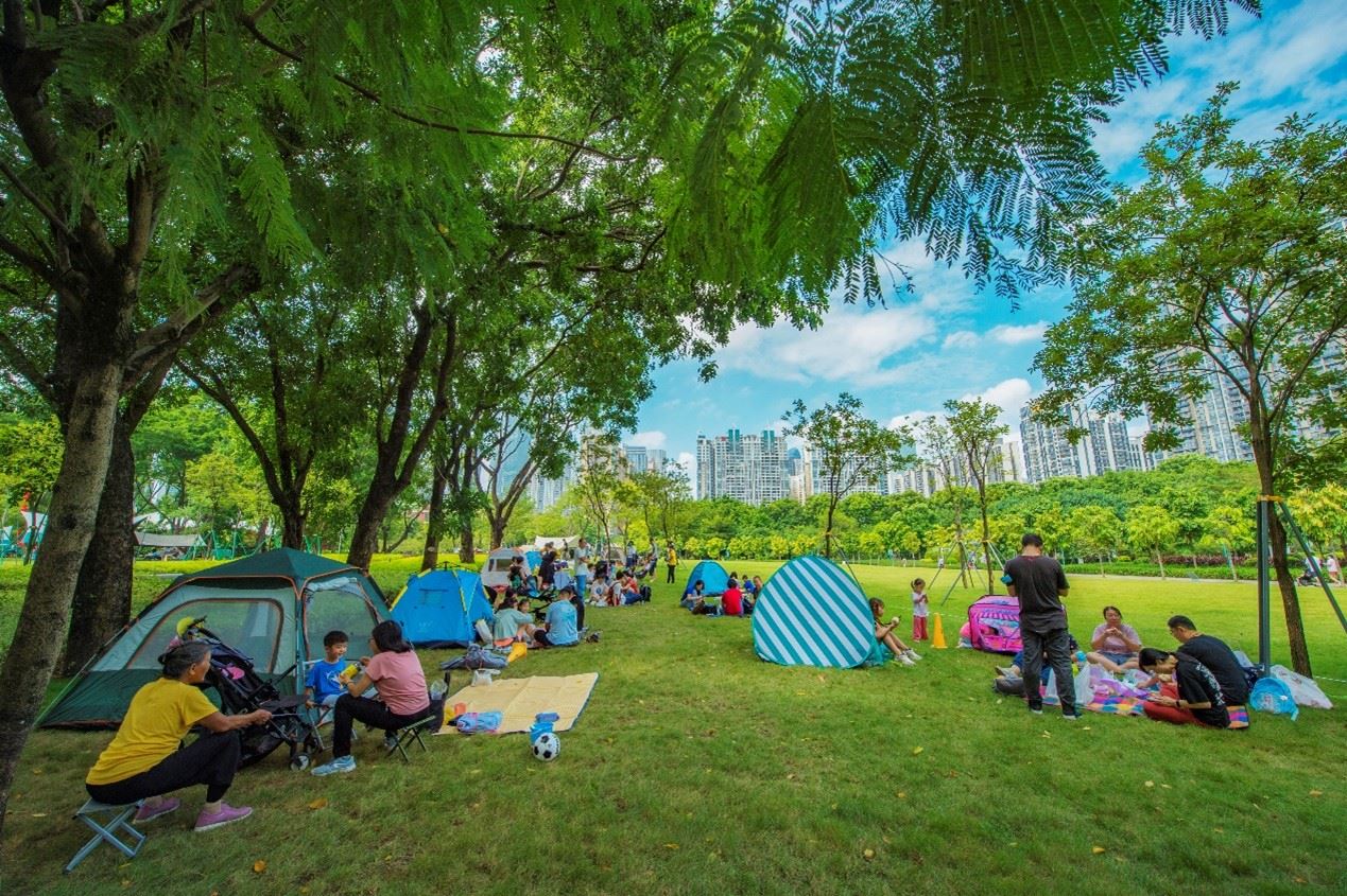 珠江公園內(nèi)，居民們正露營(yíng)休憩。受訪者供圖