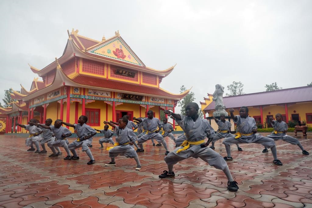 1月21日，在位于贊比亞首都盧薩卡市郊區(qū)的少林寺文化中心，學(xué)員練習(xí)中國功夫。