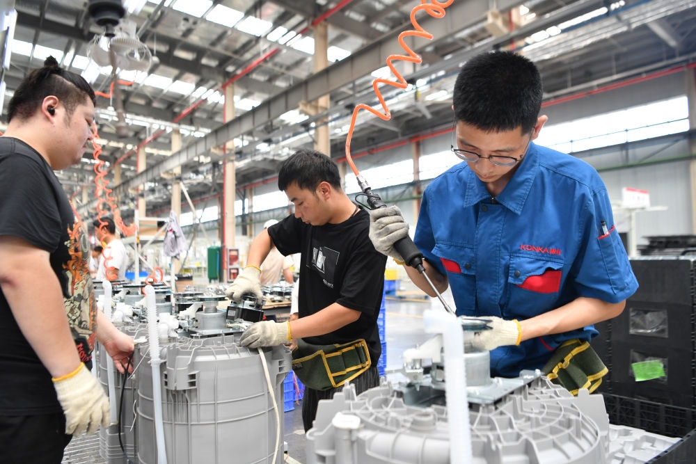2023年7月20日，工人在位于西安國際港務(wù)區(qū)的陜西康佳智能家電有限公司生產(chǎn)車間工作。 新華社記者 張博文 攝