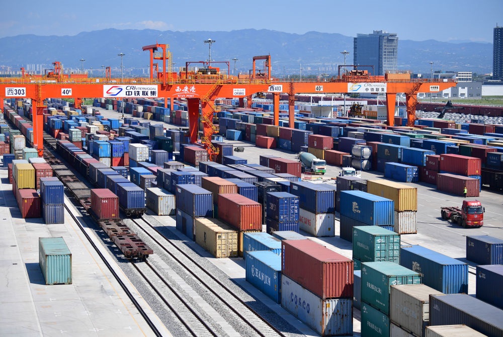 長安號中歐班列在西安新筑車站內(nèi)裝卸集裝箱（2019年8月15日攝）。新華社記者 邵瑞 攝
