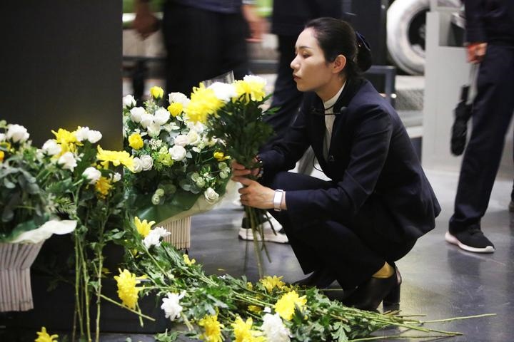 9月18日，工作人員在侵華日軍第七三一部隊(duì)罪證陳列館整理花束。新華社記者 石楓 攝