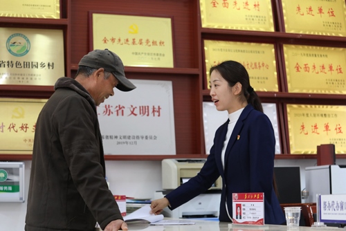 李敏在雙蕩村便民服務(wù)大廳接待前來辦理業(yè)務(wù)的村民。受訪者供圖