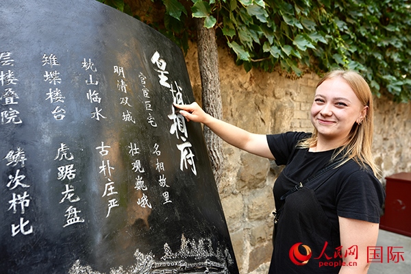 選手金雪花（波蘭）在古堡內(nèi)留影。人民網(wǎng) 盧鵬宇攝
