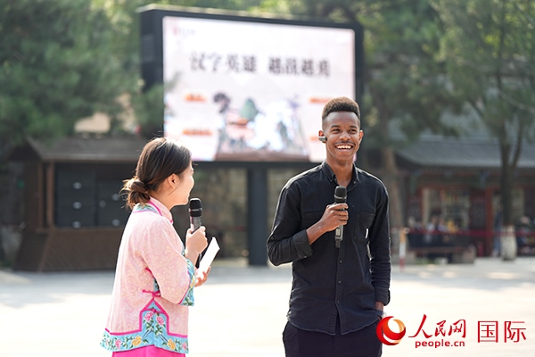 選手王安（乍得）挑戰(zhàn)“漢字英雄·越戰(zhàn)越勇”游戲。人民網(wǎng) 盧鵬宇攝