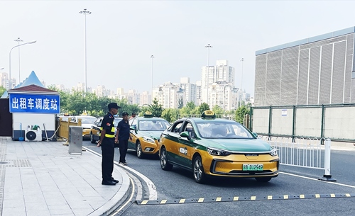 北京南站實施出租車北廣場落客分流，實現(xiàn)“落、接”兩用。人民網(wǎng)記者 喬雪峰攝