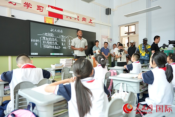 來自尼日利亞的李昊瑞在表演繞口令。人民網(wǎng) 盧鵬宇攝