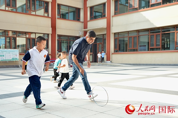 來自巴基斯坦的沙杰在滾鐵環(huán)。人民網(wǎng) 盧鵬宇攝