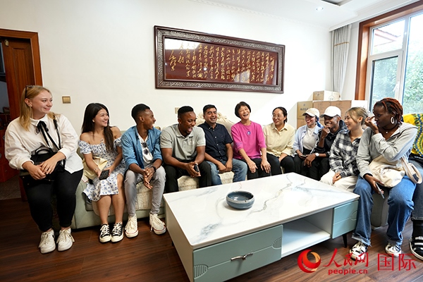 選手們在村民王小留家中做客。人民網(wǎng) 盧鵬宇攝