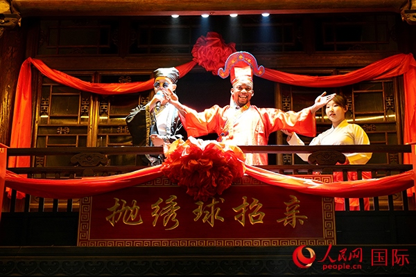 拋繡球。人民網(wǎng) 盧鵬宇攝