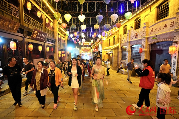 選手體驗古城巡游。人民網(wǎng) 盧鵬宇攝