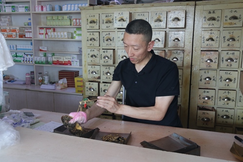 馬啟紅為病患精心配藥。受訪者供圖
