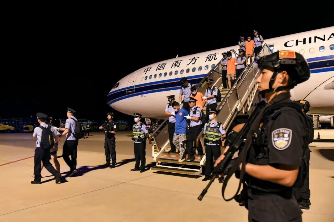 153名實(shí)施跨境裸聊敲詐的犯罪嫌疑人從印度尼西亞被押解回國(guó)。公安部供圖
