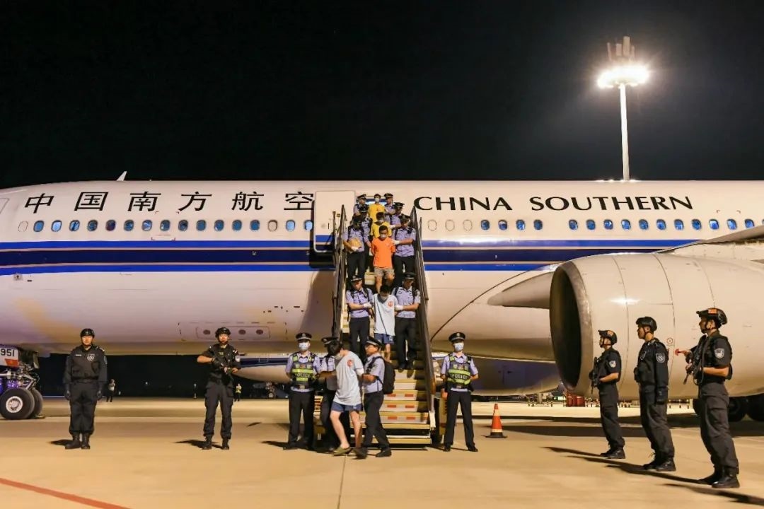153名實(shí)施跨境裸聊敲詐的犯罪嫌疑人從印度尼西亞被押解回國(guó)。公安部供圖