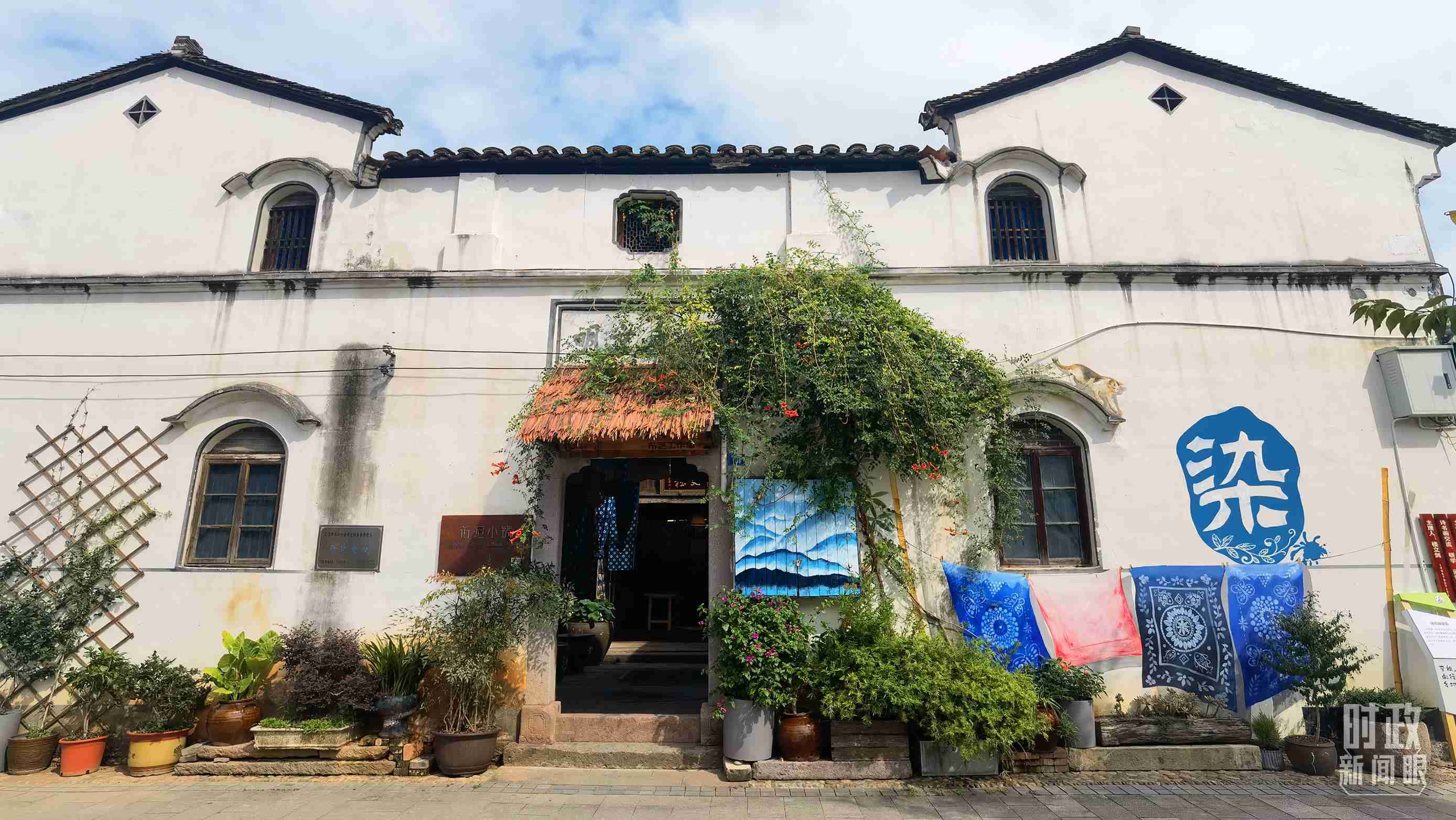 △李祖村的藝術(shù)染坊。（總臺(tái)央視記者周志國拍攝）