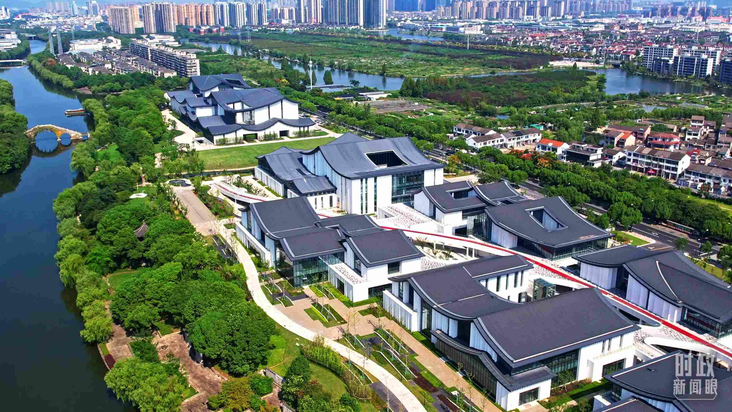 △臨河而建的浙東運(yùn)河文化園。（總臺(tái)央視記者范凱拍攝）